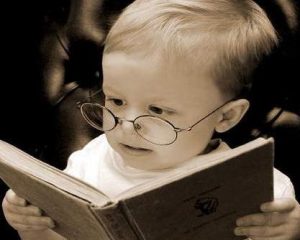 Bebê lendo livro