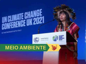 A jovem indígena brasileira Txai Suruí, 24 anos, discursa na COP26, em Glasgow, no dia 1 de novembro de 2021