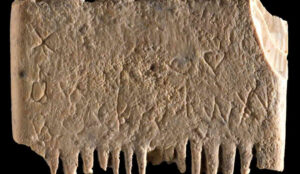 Pente de marfim encontrado em Laquis com inscrição em proto-cananeu, datado por volta de 1700 a.C.
