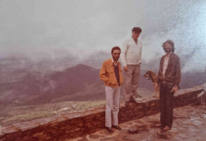 Benjamim Carreira de Oliveira e eu com Frei Rosário Joffily na Serra da Piedade, MG, em janeiro de 1982.